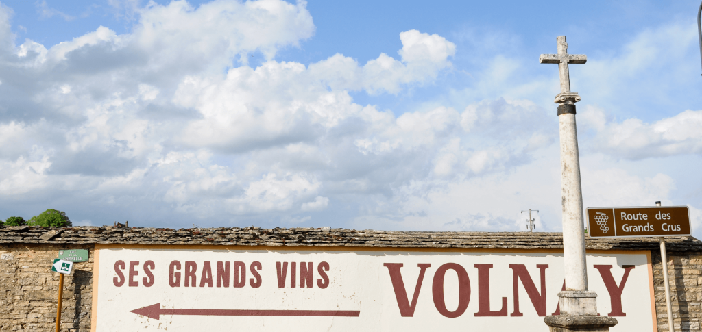 volnay vin - mur inscription volnay