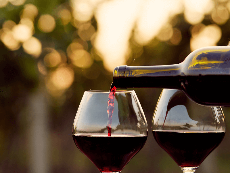 deux verres et une bouteille de vin rare rouge