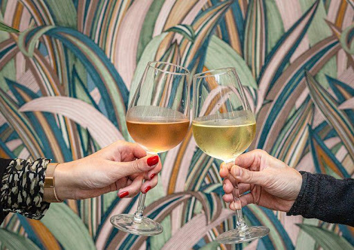 un verre de rosé Minuty et un verre de vin blanc