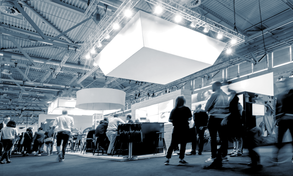 stand au milieu d’un salon - agencement de stand d’exposition