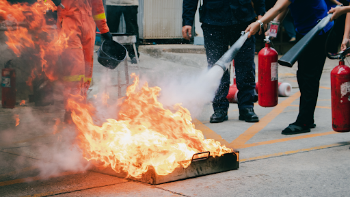 exercice sécurité incendie avec extincteur et generateur de flamme