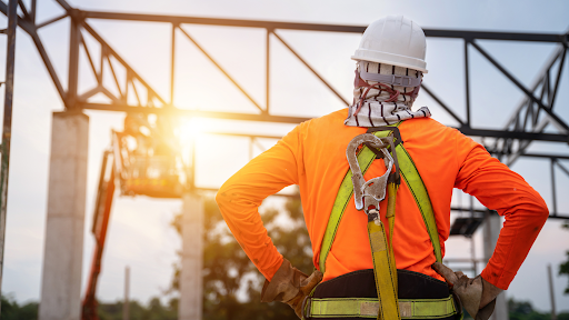 pose de filet anti-chute sur chantier