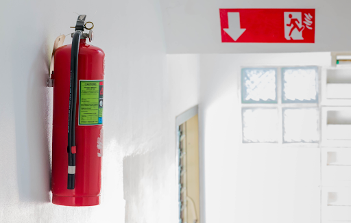 panneaux incendie installés en hauteur dans un couloir