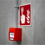 alarme incendie type 4 avec pictogramme incendie installées sur un mur en ciment
