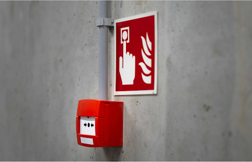 alarme incendie type 4 avec pictogramme incendie installées sur un mur en ciment